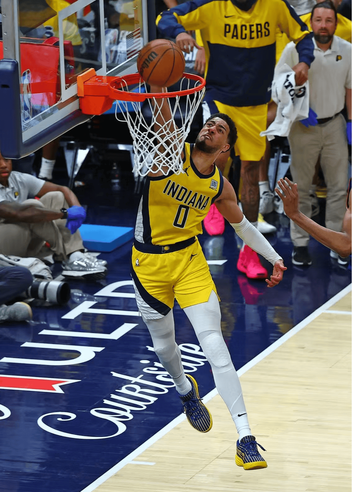 随机西亚卡姆重返赛场，持续失利首场状态出色，勇士观众沸腾！